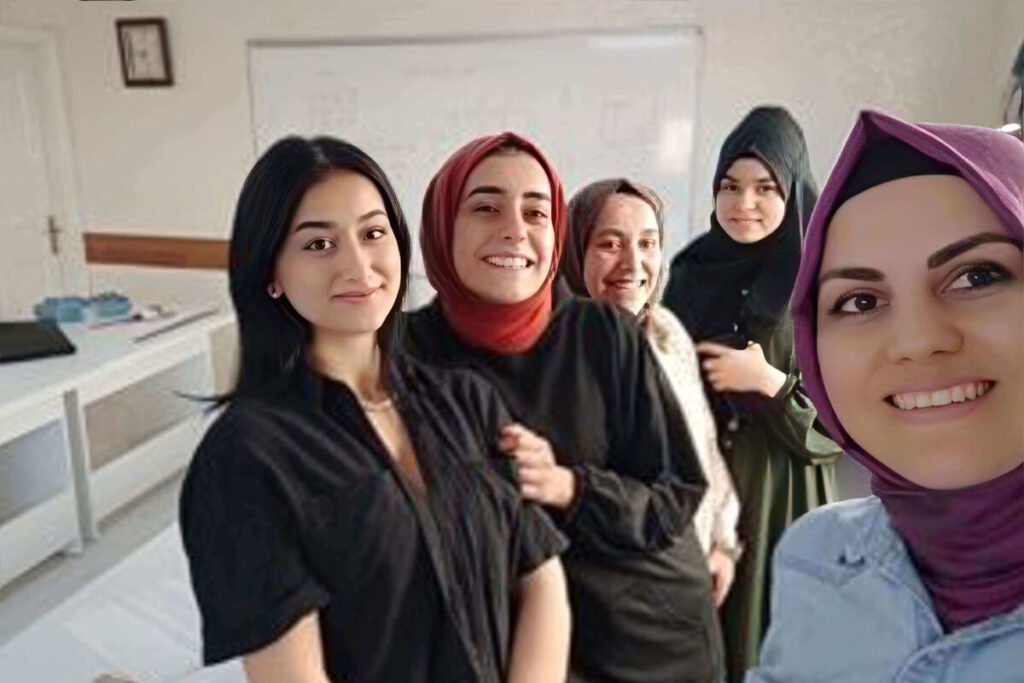 MODELİSTLİK SERTİFİKA ÖRNEĞİ Dikiş Kursunu Tamamlayan Öğrencilerin Sertifikalarını Aldıkları Heyecanlı Anlar.