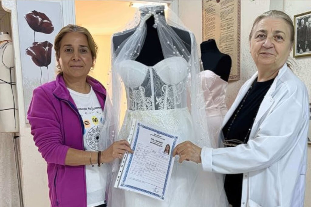 MODELİSTLİK SERTİFİKA ÖRNEĞİ Gelinlik Dikim Kursu Dönem Sonu Töreninde Kursiyerler Ve Hazırladıkları Gelinlikler.