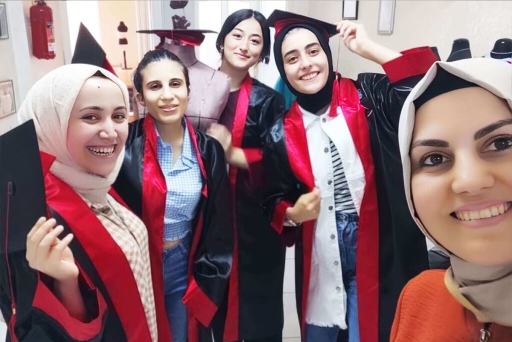 MODELİSTLİK SERTİFİKA ÖRNEĞİ Meb Onaylı Modelistlik Kursu Mezunları Sertifikalarını Alırken Çekilmiş Fotoğraf.