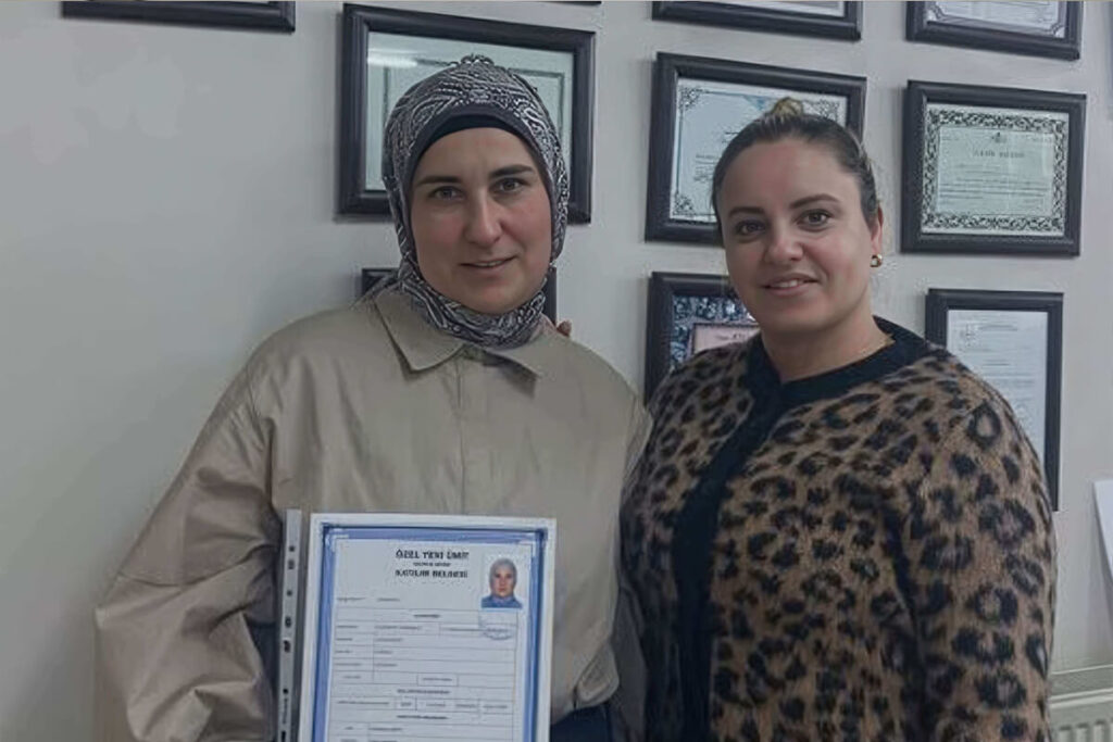 MODELİSTLİK SERTİFİKA ÖRNEĞİ Yeni Ümit Desinatörlük Kursu Mezunları Sertifikalarıyla Birlikte Poz Veriyor.