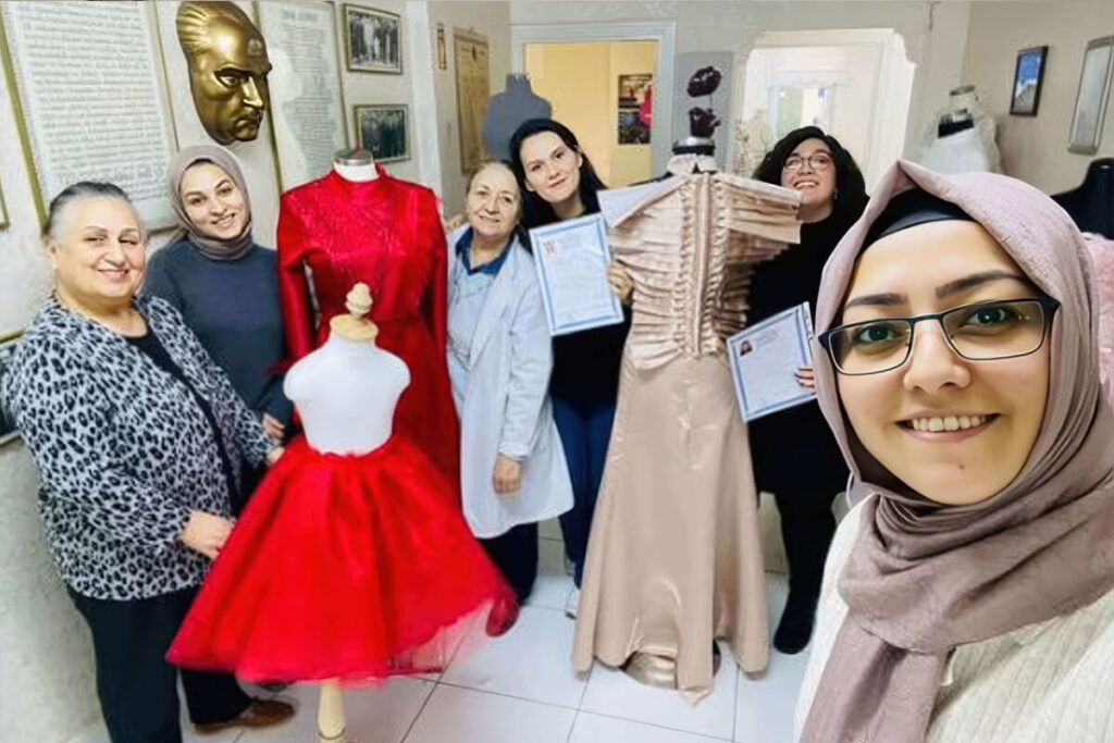 MODELİSTLİK SERTİFİKA ÖRNEĞİ Yeni Ümit Moda Akademisi Dönem Sonu Sertifika Töreninde Öğrenciler Ve Eğitmenler Toplu Halde.