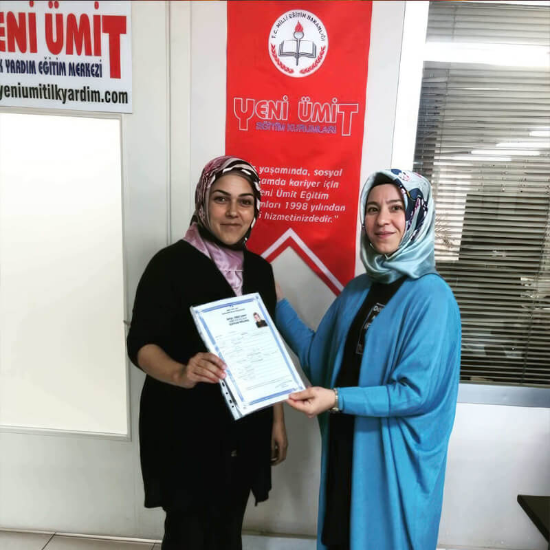 MODELİSTLİK SERTİFİKA ÖRNEĞİ Yeni Ümit Stilistlik Kursu Öğrencileri Mezuniyet Gününde Tasarımlarıyla Birlikte.