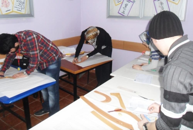 Modelistlik kursunda öğrenci masalarında çalışma yapıyor.