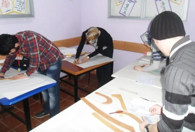 Modelistlik kursunda öğrenci masalarında çalışma yapıyor.