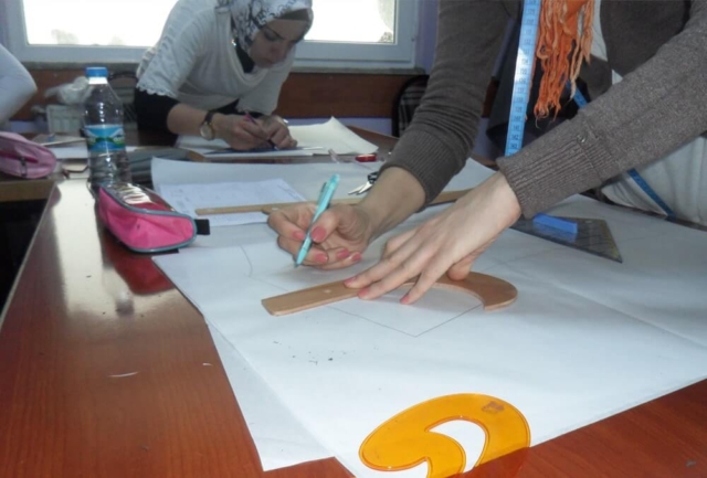 Eğitim sırasında öğrenciler modelistlik eğitiminin detaylarını öğreniyor.