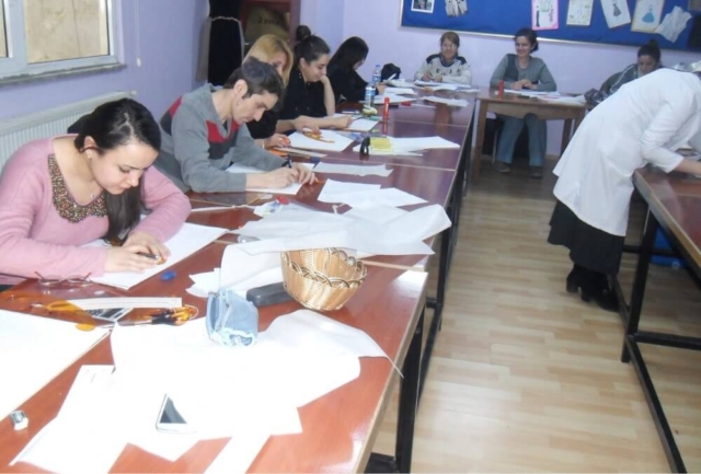 Yeni Ümit Modelistlik Kursu'nda eğitim alan öğrenciler sınıfta çalışırken