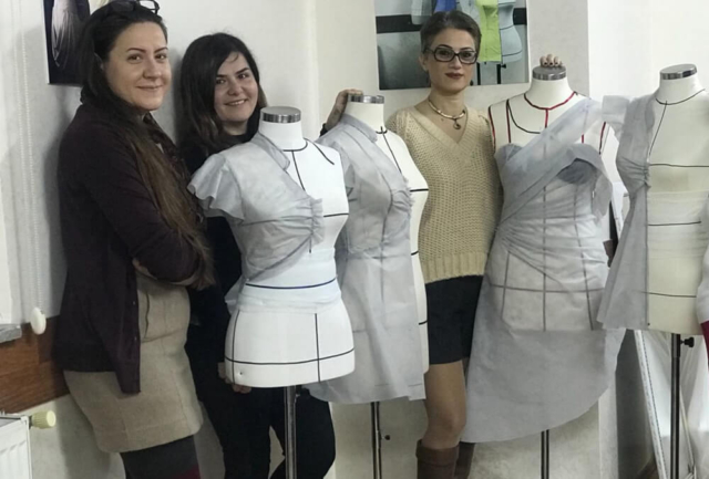 Eğitmen, öğrencilerine masa üzerinde kalıp çıkarma tekniklerini gösteriyor.