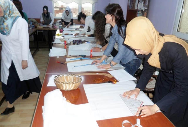 Modelistlik kursunda eğitmen ve öğrenciler grup çalışması yapıyor.